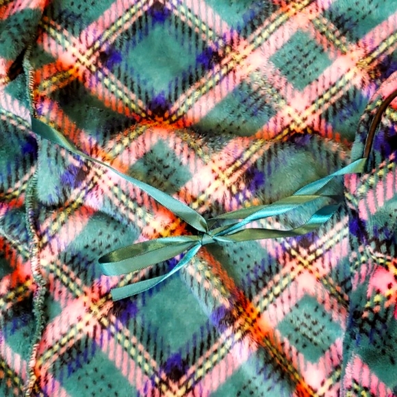 Victoria's Secret Plush Green, Pink Plaid Robe w/ Belt and pockets - Picture 11 of 16